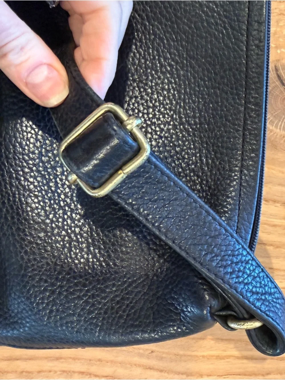 Liz Claiborne Black Pebbled Leather Crossbody Bag - Picture 4 of 6